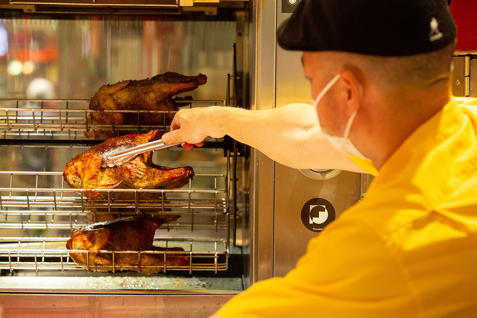 沖繩県産やんばる若鶏の丸焼き ハイグレードローストチキン ハーブ味&しおコショウ味 (2羽カット済み) ちょっとぜいたく チキンハウス 鶏肉 肉 にく 丸焼き 青森産ニンニク オリーブオイルを使用 ギ