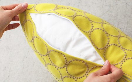 クッション 正方形 1個 45cm イエロー 刺繍 北欧 中身 付き ソファ 家具 インテリア くつろぎ 日用品 秋山木工 mina perhonen エクリュ ミナ ペルホネン タンバリン生地 雑貨