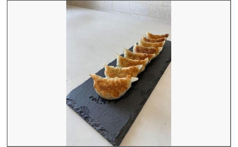 博多豚足コラーゲン入り餃子（プレーン3パック（30個）、チーズ＆バジル1パック（10個）、桜えび1パック（10個）、季節限定（10個））| 冷凍餃子 餃子 生餃子 焼き餃子 小分け 手作り ぎょうざ 