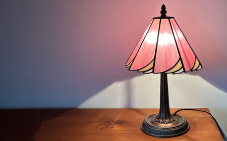 Nijiiro Lamp のステンドグラスのテーブルランプ カトレア ピンク【1425948】