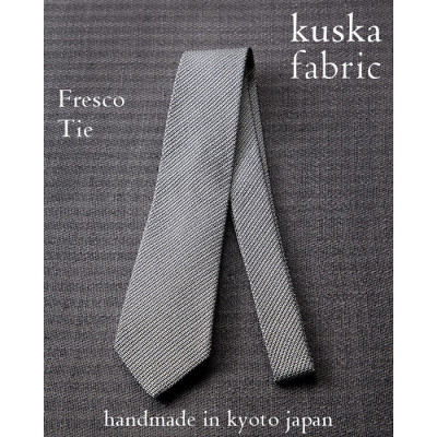 
                  ＜手織りネクタイ＞ホワイトグレー フレスコタイ kuskafabric  京都・丹後のシルク織物【1080340】
                