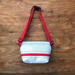 【SUWAプレミアム】FIRE HOSE PRODUCTS　ボディバッグ　ホワイト（M）（パイピングカラー：赤）／バッグ ななめ ショルダー レディース メンズ 【11-56R】