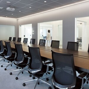 コクヨチェアー　ベゼル(プルシアンブルー)　／在宅ワーク・テレワークにお勧めの椅子 CR-2833E6GMT6-VNN ファンクショナルタイプ・可動肘・黒樹脂脚・本体黒・布（プルシアンブルー）・ポリウ