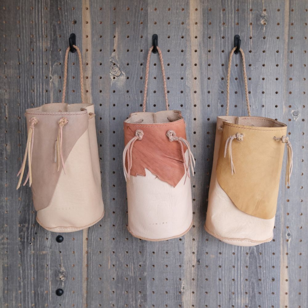 【ふるさと納税】【選べるカラー】エゾ鹿革の巾着 足寄町/ニソロニタイ 巾着 バッグ ヌメ革 革 [BEBG004]