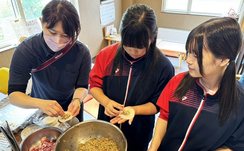上富良野高校 コラボ開発「豚さがり餃子」 12個入り×2パック ( ご当地グルメ 餃子 中華 冷凍 食品 簡単 おかず 手作り 道産 上富良野町 北海道 )