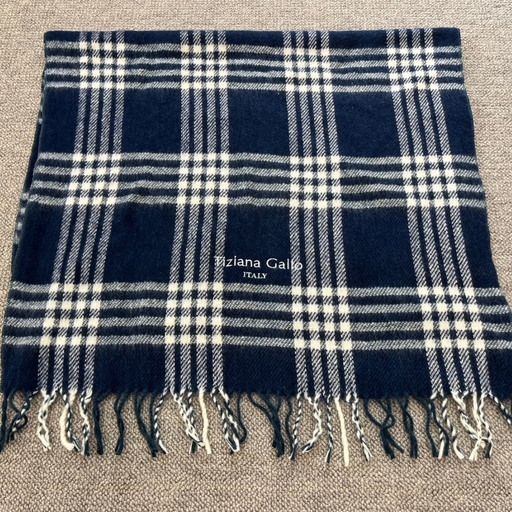 かわいいチェック柄の大判サイズひざ掛け ネイビー色 ストールとしてもご使用できます 70×130cm TGH-404 | 大判ひざ掛け ストールとしても使える2WAY仕様 チェック柄（ネイビー） ひざ