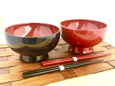 川連漆器　箸付夫婦そば椀（黒内朱・皆朱）紙箱入【(株)佐藤商事】[D5507]