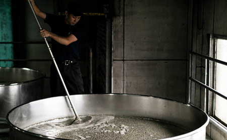 【久米島の久米仙】「ブラウン 720ml」「ブラック5年古酒 720ml」 泡盛 蒸留酒 焼酎 アルコール 酒 酵母 発酵 米 黒麹 米麹 熟成 古酒 ベストセラー 受賞 贈答用 お土産 天然水 琉球