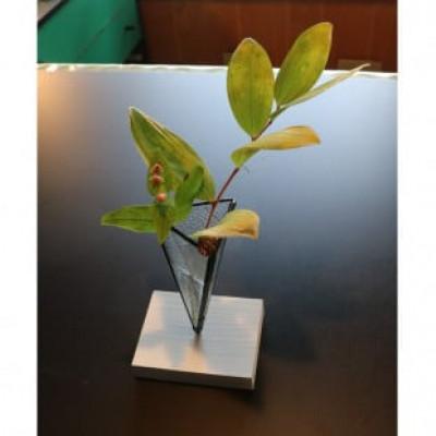 ふるさと納税 京丹後市 ガラス職人の一輪挿し 『三角錐花器』 実のオブジェ付きアンティークガラスの花瓶 素敵な方へ贈り物に |  | 02