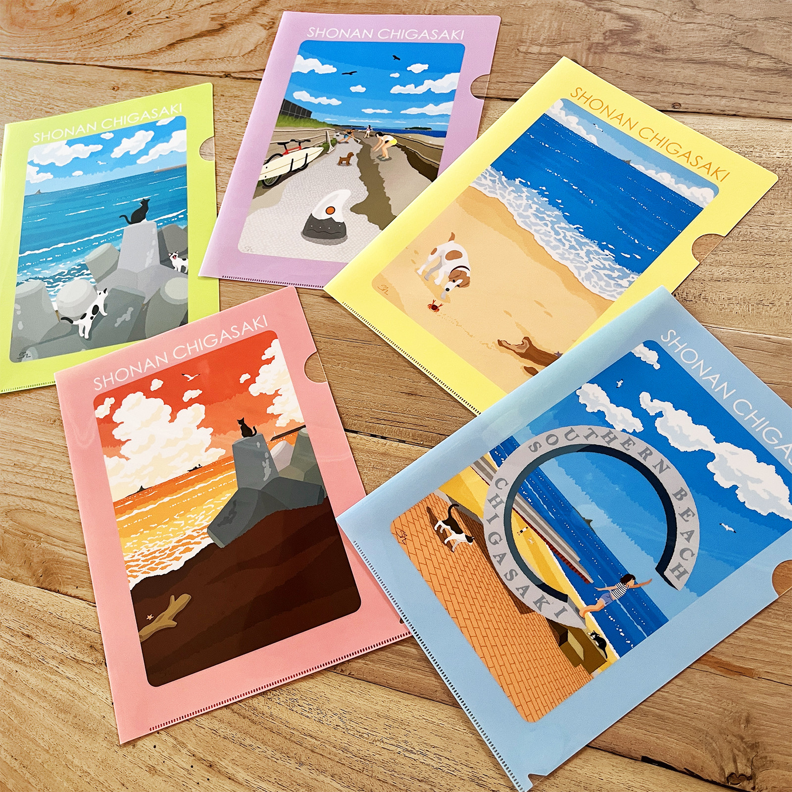 
            湘南・茅ヶ崎で描く、海を感じるイラストアート 『湘南ランドスケープ：A4 クリアファイル　5枚セット』 /風景 絵画 サザンC 犬 猫
          