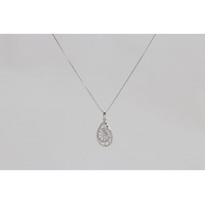 ふるさと納税 韮崎市 K18WG 計0.23ct 1個のダイヤと32個の小さなダイヤ付ペンダント Islauth19 |  | 01