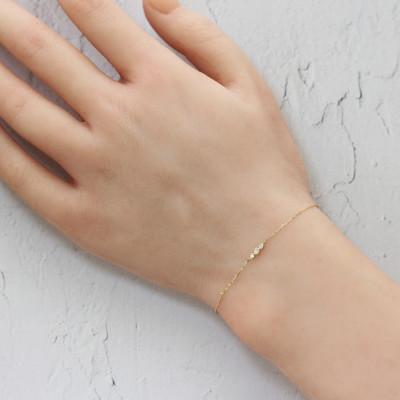 ふるさと納税 大津市 【K18イエローゴールド ラボダイヤモンドブレスレット】0.063ct 上品な3粒デザインが美しい |  | 01