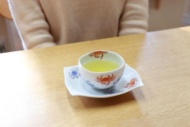 いろえ工房らしい繊細な筆づかいと鮮やかな色づかいで、湯飲み・茶托の両方にカニ柄が描かれています。