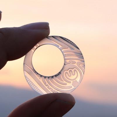 ふるさと納税 山梨県 【Do_goods】縄文土器の文様を刻む 水晶とオニキス アミュレット  659-989