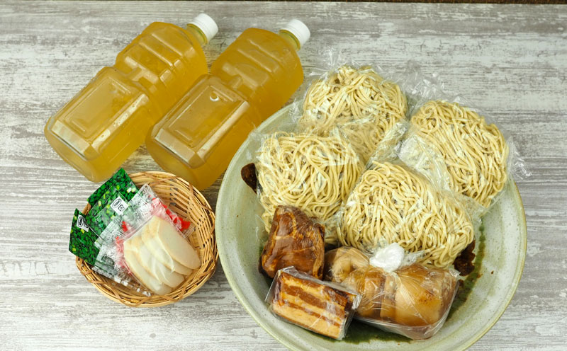 玉家の沖縄そば（ソーキ・三枚肉・テビチ）詰合せ（4食セット） 沖縄そば ソーキそば 三枚肉そば ミックス 生? ソーキ テビチ 玉家 沖縄そば王 受賞 人気 そば 大満足 4食 詰め合わせ セット ご