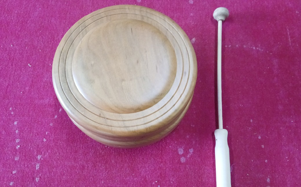 
                  日蓮宗読経用木鉦 18cm （ 6寸 ） バチセット 木鉦 仏具 法具 木工 木工品 木材 手作り 完全手作り 木鉦 バチ セット 仏教文化 仏教 音色 手仕事 日蓮宗
                