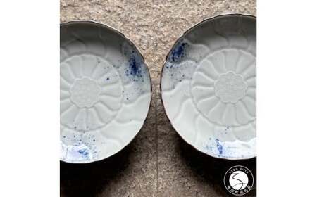 有田焼 吹き墨縁錆睡蓮彫 和皿 2枚セット【有田焼 花伝作】食器 器 うつわ 皿 和皿 小皿 取皿 2枚 セット 吹き墨 渕錆 ホワイト ブルー 電子レンジ対応 A24-199