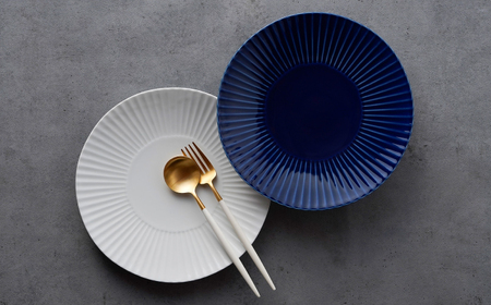 【波佐見焼】しのぎ 大皿2枚セット 瑠璃・白磁 食器 プレート【一龍陶苑】[CC91]