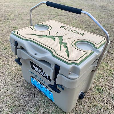 ふるさと納税 いなべ市 オリジナルマット(SeaDek)付ハードクーラーボックス　(サイズ:15L)　カラー:タン |  | 01