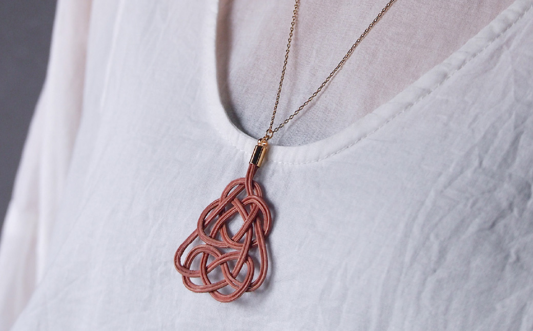 ネックレス 桜 (あわじ結び) 草木染め ラタン | ピンク 桜色 ネックレス アクセ 縁起 縁 アクセサリー 和モダン 自然 天然 伝統 美 草木 染め 手仕事 手づくり 手作り 作品 飾り結び 良