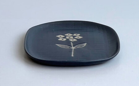 【瀬戸焼】wanohana中皿（紺）【株式会社カネ三商店】 / 皿 食器 ギフト プレゼント / 瀬戸市[BBDD011]