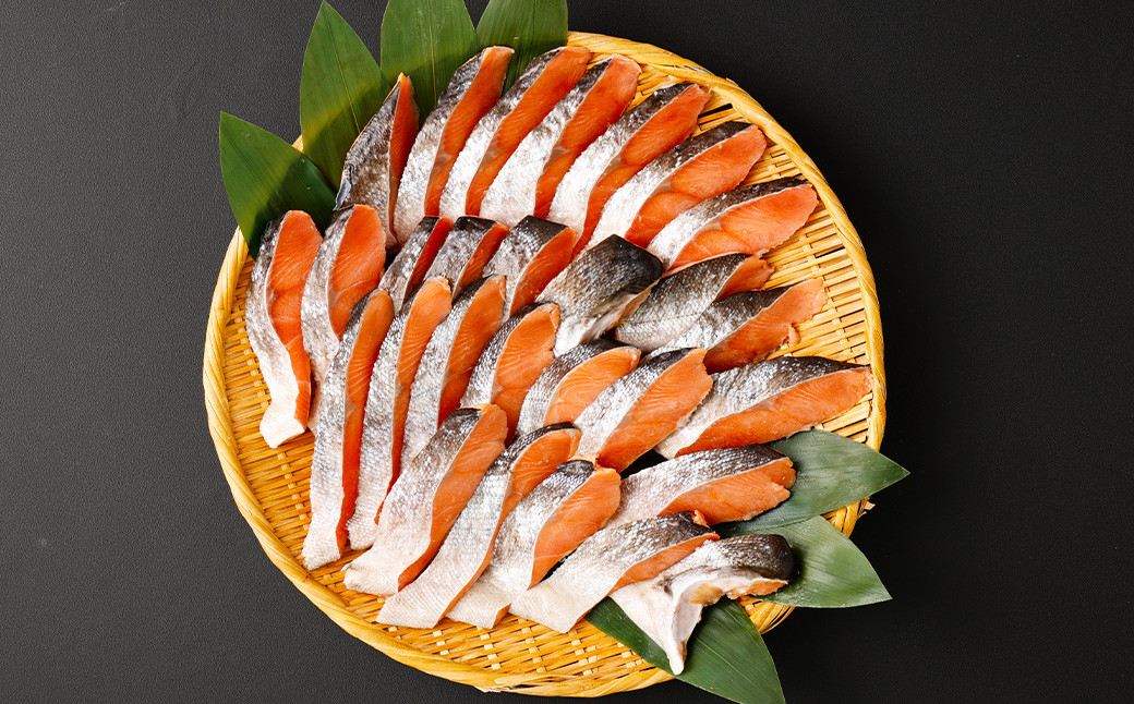 
            【4ヶ月定期便】 ［訳あり］ 国産秋鮭 北海道だし切り身 約2.1kg×4回 計約8.4kg ／ 鮭 しゃけ シャケ 秋鮭 天然秋鮭 切身 切り身 鮭節 かじか 昆布 しいたけ ブレンド 出汁 だし 出汁入り鮭 冷凍
          