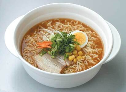 即席ラーメンメーカー 電子レンジ調理 楽チン！シリーズ 時短 洗い物を減らす 便利 火を使わない 焼きそば 湯切り〈スケーター株式会社〉   4-055