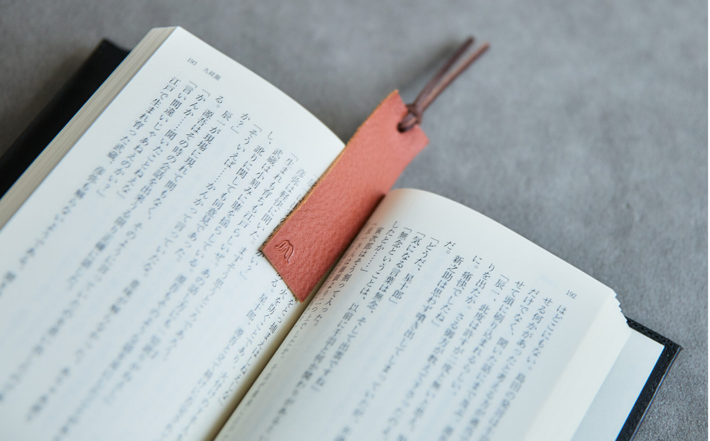 革 ブックカバー A5判（ブラック）/ 革 ブックカバー 本 ブック カバー おしゃれ ビジネス プレゼント ギフト 日用品 A5 a5 A5サイズ 革 革小物  黒 / 諫早市 / 伊東製靴店 / 