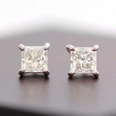 ふるさと納税 山梨市 プラチナ900ダイヤモンド0.30ct×0.30ctプリンセスカットピアス |  | 01