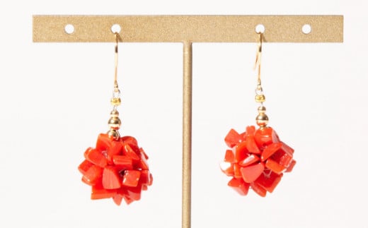 
                  血赤サンゴのデザインピアス［K18アメリカンピアス］| アクセサリー ピアス ジュエリー 珊瑚 赤珊瑚 宝石 サンゴ プレゼント クリスマス バレンタイン カジュアル レディース シンプル 贈答用 人気 高価 貴重品 金 ゴールド おすすめ ふるさと納税ダイヤ ふるさと納税ピアス ふるさと納税サンゴ ふるさと納税宝石 ふるさと納税ジュエリー ふるさと納税アクセサリー 高知県 室戸市
                