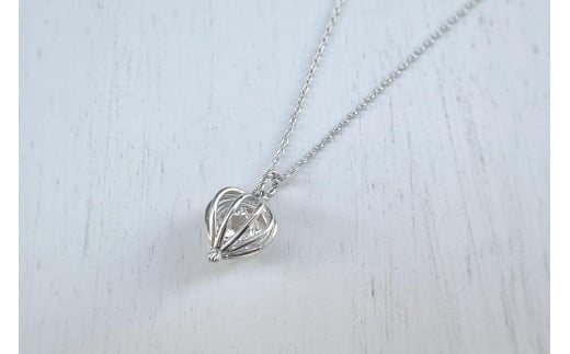 【プレゼント包装付き】シルバーのカゴペンダント（銀色 /白水晶）