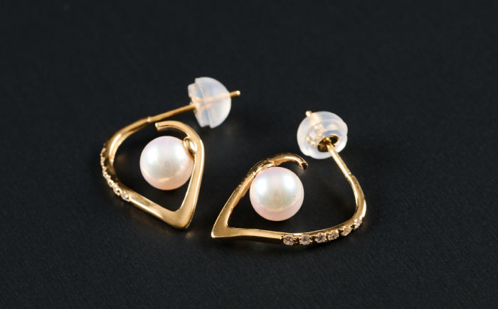 【鑑定書付き】煌めくライン5.0mm アコヤ真珠ピアス（ケース付き） / 佐賀県 / 株式会社美穂野 [41AAAA021]