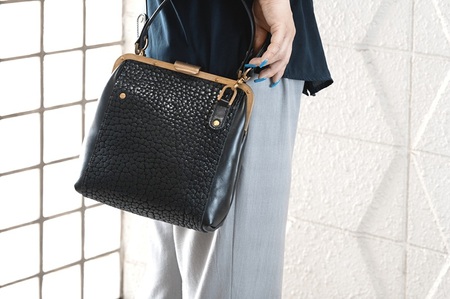 【soul;solid】Brass clasp シリーズ 2way真鍮がま口バッグ【ジャパンレザーアワード2024入賞】 ［178S11］ soul solid 2way 真鍮 がま口 バッグ イタリアンレザー ショルダー ブラック 革 レザー ハンドメイド ギフト用 エイジング アンティーク ワイルド シュリンクレザー 無垢真鍮 ロウ付け 革製品 カジュアル 愛知県 小牧市 送料無料