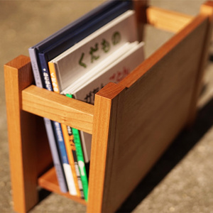 ＜数量限定＞ ツキノキシリーズ 絵本立て (1個) 国産 香川県産 ケヤキ ブックスタンド 本立て 無垢材 スタンド 1歳 木製 家具 ラック 収納 インテリア ベビー 赤ちゃん 幼児 乳児 子供 こ