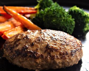 【定期便3回】栃木県産の赤身牛 特製 手ごねハンバーグ 8個入り [ 冷凍便 ]| 定期便 ハンバーグ 栃木県産牛 赤身牛 国産牛 無添加 赤身肉 冷凍 手ごね 肉汁 ジューシー 簡単調理 フライパン