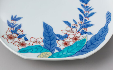 【有田焼】重要無形文化財 色鍋島桃文皿 / 佐賀県 / 今右衛門焼佐賀店有銘堂[41AAAY019]