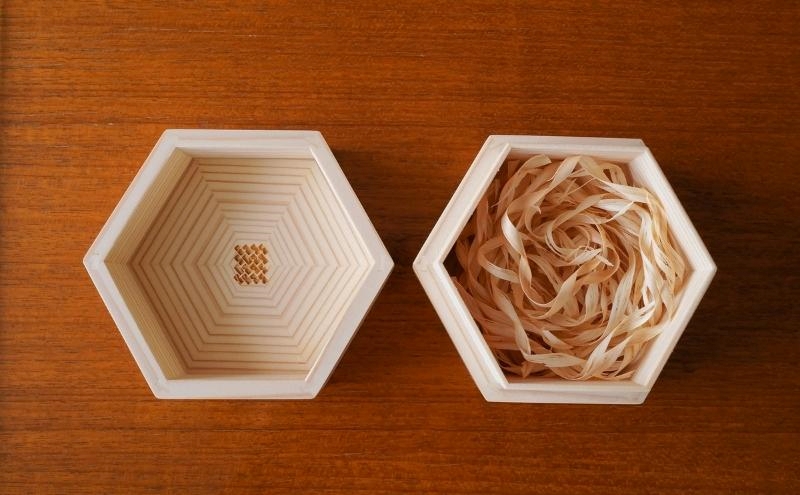 秋田杉とヤマザクラの 職人手づくり 組子箱＋組子ブローチ セット Asa