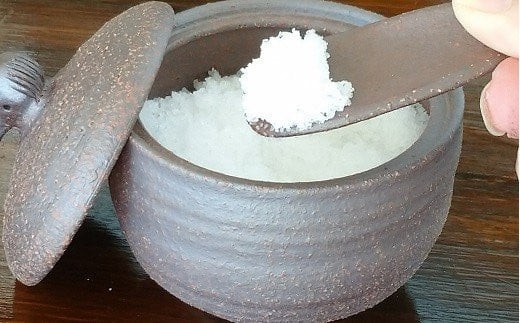 どんぐり の 塩壷 と 塩さじ と 豆皿 の セット（ 土佐 の海の 天日塩 「あまみ」 1袋付き）［1657］