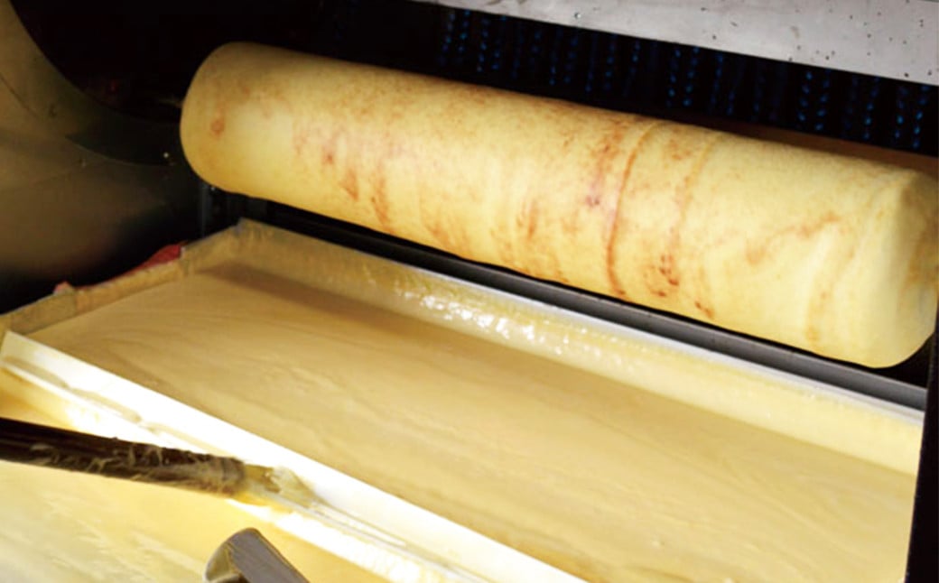 その日の天候や湿度などに応じて焼き加減を変えるため、高温のオーブンの前で炎とにらめっこ。