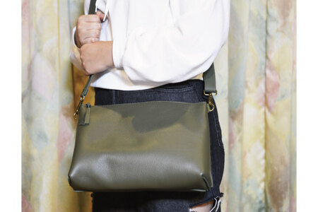 益子の革工房maharoのショルダーポーチ　ワイド（L）オリーブグリーン｜栃木県 益子町 ふるさと納税 ショルダーポーチ ワイド 牛革 手作り（AX110-4）