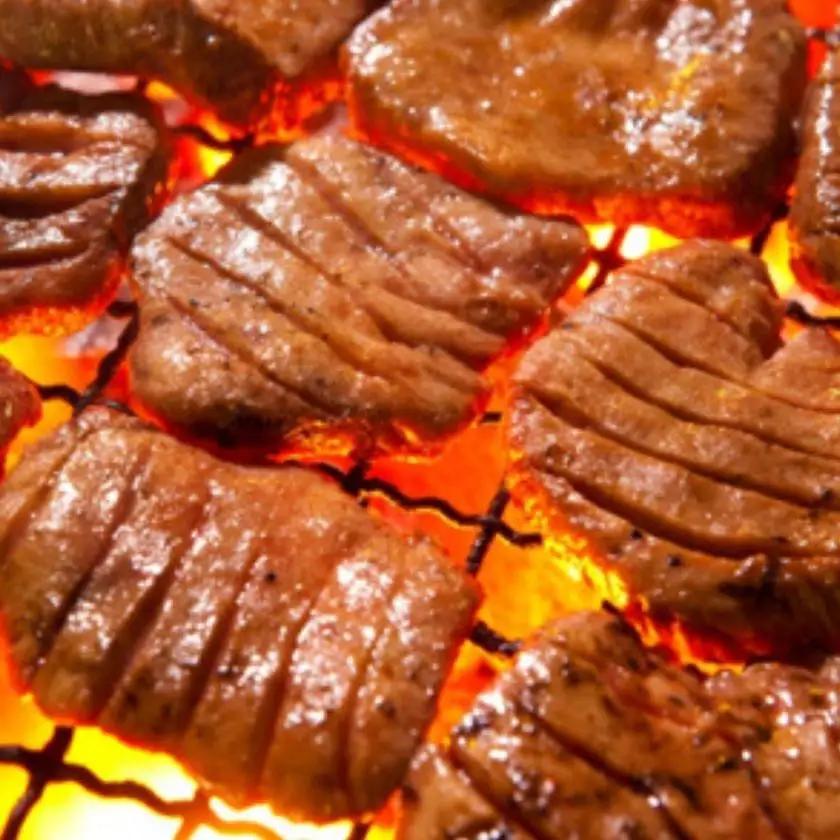 ＜定期便＞厚切り牛タン焼肉（胡麻風味）【定期便3ヶ月】牛たん タン肉 厚切り 胡麻油 ごま油 ゴマ油 焼肉 焼き肉 切り落とし カット済み お取り寄せ タン先 タン中 タン元 簡単料理 キャンプ 人気