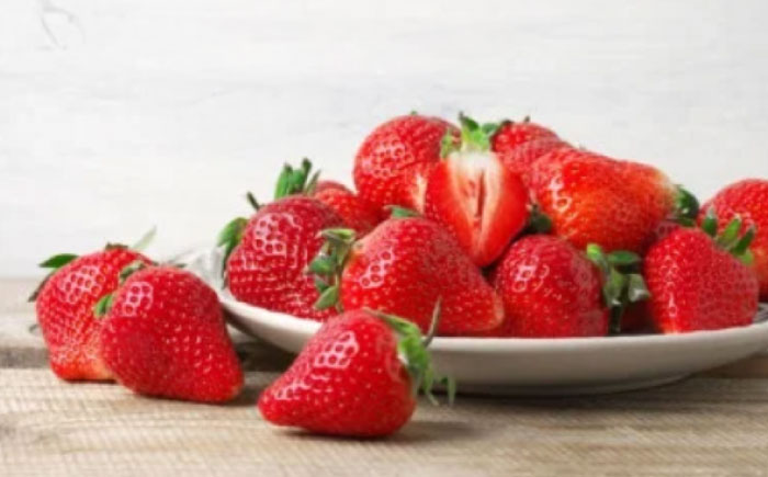 いちご食べ比べ 2パック（いちごさん・さがほのか） / フルーツ / 佐賀県 / 一般社団法人龍乃 [41ANAC003]