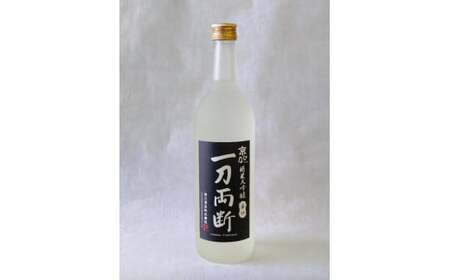 京ひな 一刀両断 純米大吟醸 辛口 720ml 酒 さけ お酒 日本酒 清酒 瓶 常温 愛媛県【えひめの町（超）推し！（内子町）】（405-1）
