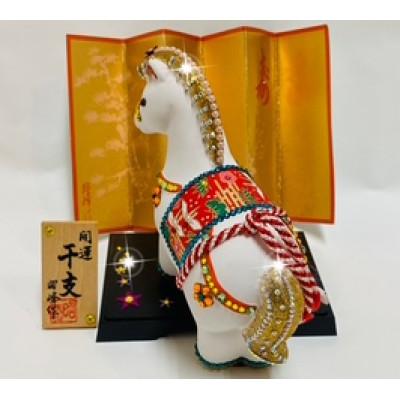 ふるさと納税 中間市 2026年干支丙午金運白馬くらくら(屏風、台座、木札付き)1点 |  | 01