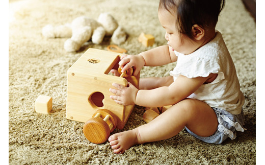木のおもちゃ 赤ちゃんの宝石箱 おひさま 箱入り セット 詰め合わせ 木製 知育玩具 0歳 1歳 2歳 ベビー キッズ 出産祝い 誕生日 プレゼント ギフト 名入れ可 日本製 手作り 受注生産 のし対応 つみ木 9個 歯がため 2個 コロコロ 1個 カタカタ 1個 木箱 18cm×15cm サクラ ヒノキ ケヤキ 山のくじら舎 安芸市 高知県