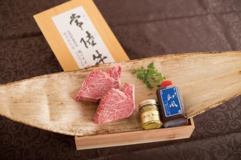 お中元 【希少部位】ヒレステーキ ヒレ肉 フィレ肉 常陸牛 黒毛和牛 国産牛 プレゼント 食べ物 ギフト 常陸牛A5上質フィレミニヨンステーキ 150g×2枚＜木箱入り・特製タレ／マスタード付き＞ ギ