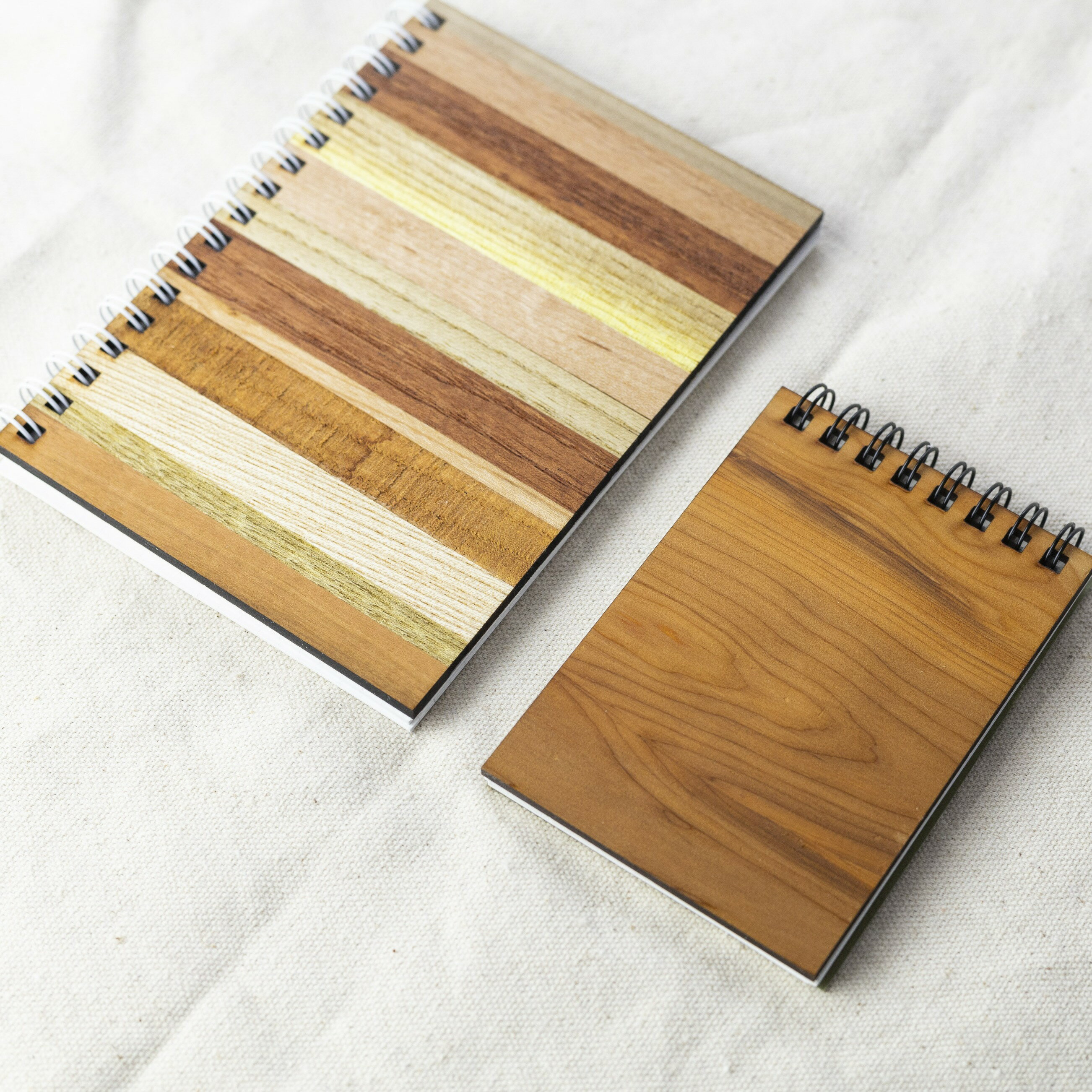 【ふるさと納税】飛騨の木リングノート/A6＆A7 2冊セット ストラップ付き ノートブック 文房具 木製 一枚板 かわいいおしゃれ 木目 ナチュラル ノート 文房具 学校 オフィス しましま 種類おまかせ オリジナル 一点もの [Q1645x]10000円 1万円