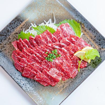 ふるさと納税 球磨村 【熊本 と畜】桜屋 特選馬刺しスライス 300g(球磨村)