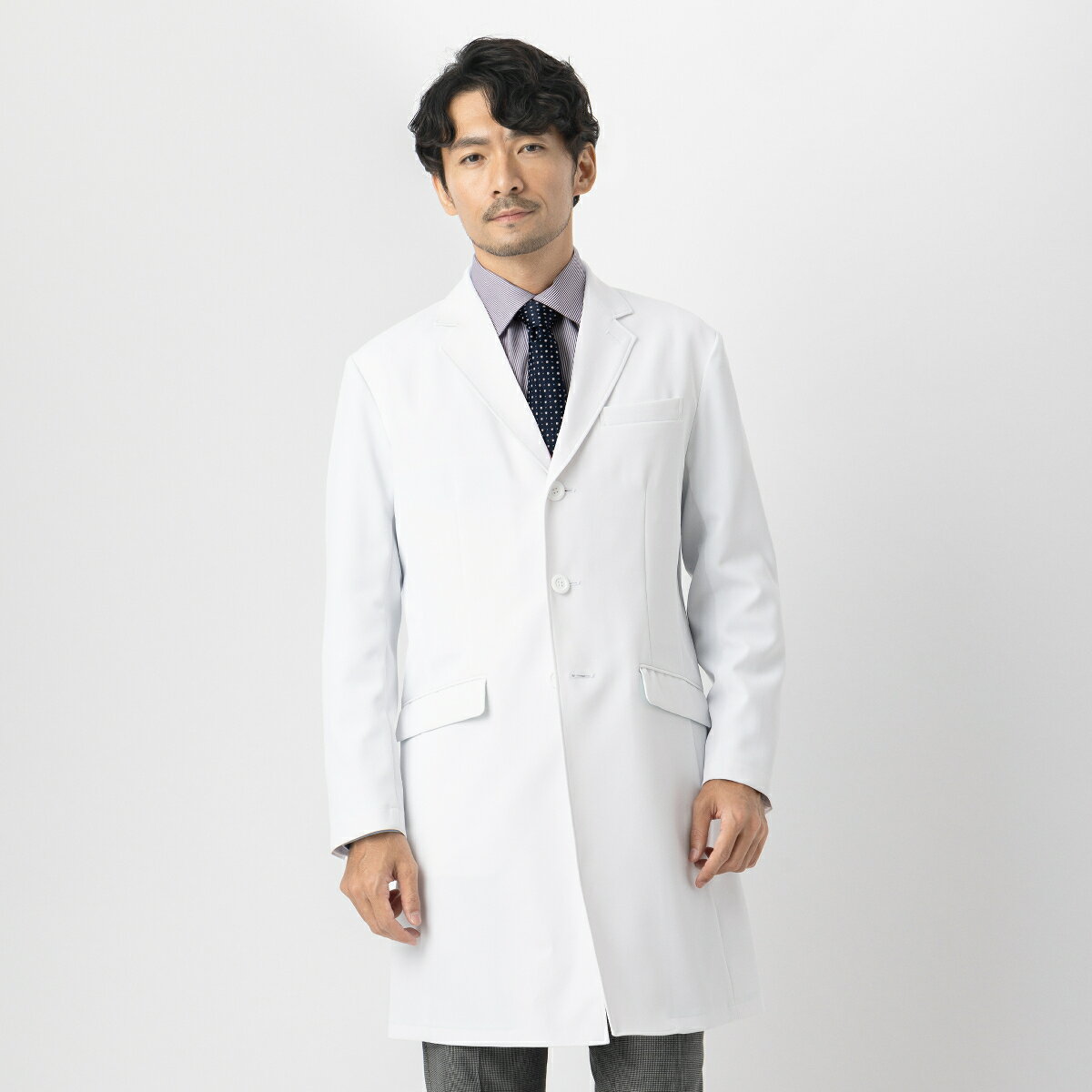 【ふるさと納税】レピウスの白衣 【メンズ】 ブリティッシュトラッドテーラー3Bドクターコート / ネーム刺繍付き 白衣 男性用 ユニフォーム 制服 医療用 診療衣 クリニック 医師 薬剤師 長袖 おしゃれ ホワイト