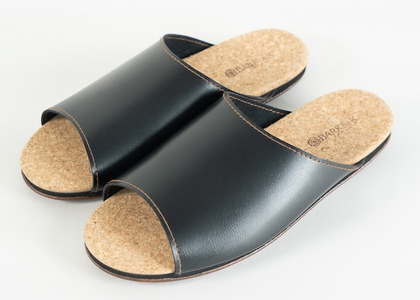 Made in Japanの高品質　ルームシューズの理想形。天然素材、静音性、高反発クッションで足にやさしい、 コルクでむれにくい、来客時も皮革とシンプルカラーのデザインで、さりげないセンスを！ 「バ